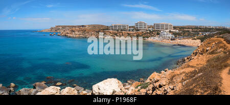 Paradise Bay seascape con acque azzurre a Ghajn Tuffieha, Malta, UE Foto Stock