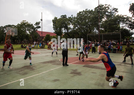 CAGAYAN VALLEY, Filippine - STATI UNITI Marines con III Marine forza expeditionary partecipare ad un gioco di pallacanestro con locale filippini dal Comune di Lal-lo come parte dell'Umanitaria assistenza civica progetto durante la Philippine Sbarco esercizio 33 (PHIBLEX) in Cagayan Valley, Filippine, 1 ottobre, 2016. PHIBLEX è un annuale U.S.-militari filippini esercizio bilaterale che combina capacità anfibie e live-formazione antincendio con umanitario assistenza civica gli sforzi volti a rafforzare l'interoperabilità e i rapporti di lavoro. (U.S. Marine Corps photo by MCIPAC Combattere la fotocamera C Foto Stock