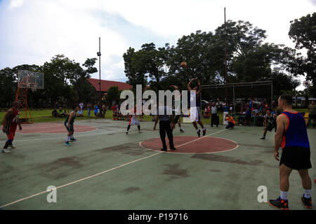 CAGAYAN VALLEY, Filippine - STATI UNITI Marines con III Marine forza expeditionary condurre un "salto" a sfera mentre partecipa a una partita di basket con locale filippini dal Comune di Lal-lo come parte dell'Umanitaria assistenza civica progetto durante la Philippine Sbarco esercizio 33 (PHIBLEX) in Cagayan Valley, Filippine, 1 ottobre, 2016. PHIBLEX è un annuale U.S.-militari filippini esercizio bilaterale che combina capacità anfibie e live-formazione antincendio con umanitario assistenza civica gli sforzi volti a rafforzare l'interoperabilità e i rapporti di lavoro. (U.S. Marine Corps p Foto Stock