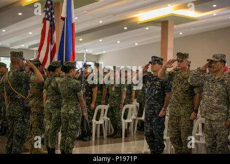 Stati Uniti e servizio filippino membri salutate i rispettivi flag durante il filippino Sbarco esercizio 33 (PHIBLEX) cerimonia di apertura alla caserma marini Rudiardo Brown, Taguig City, Filippine, Ottobre 4, 2016. PHIBLEX è un annuale U.S.-militari filippini esercizio bilaterale che combina capacità anfibie e live-formazione antincendio con umanitario assistenza civica gli sforzi volti a rafforzare l'interoperabilità e i rapporti di lavoro. Gli Stati Uniti Marines sono con 3d Marine Expeditionary Brigade, III Marine Expeditionary Force. (U.S. Marine Corps foto di Cpl. Steven Tran/rilasciato) Foto Stock