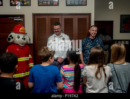 161005-N-YD204-005 NAVAL AIR FACILITY Atsugi, Giappone (ott. 5, 2016) - Naval Air Facility (NAF) Atsugi Comandante Capt. John Bushey, destra e comandante delle Forze Navali Giappone regionali dei Vigili del Fuoco, NAF Atsugi Fire Chief Brett Johnson, centro, parlare con gli studenti da Shirley Lanham Scuola Elementare prima di una prevenzione incendi annuncio la firma. Bushey firmato la proclamazione dichiarando la settimana di ottobre 4-10, 2016 per essere la prevenzione degli incendi settimana in tutto il NAF Atsugi. (U.S. Foto di Marina Sottufficiali di terza classe Matteo C. Duncker/rilasciato) Foto Stock