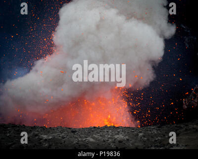 Esplosione del vulcano che erutta lava e cenere, dell'Isola di Tanna, Vanuatu Foto Stock