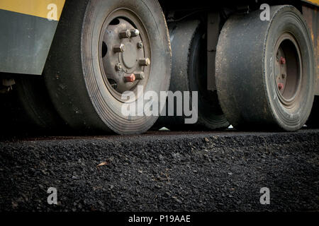 Pesante vibrazione compattatore a rulli in asfalto lavora per strada e autostrada costruzione Foto Stock