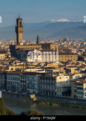 Firenze, Italia - 24 Marzo 2018: mattina la luce illumina il paesaggio urbano di Firenze, tra cui la storica pietra miliare di Palazzo Vecchio. Foto Stock