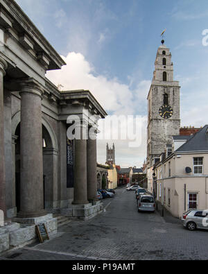 Cork, Irlanda - 15 Settembre 2016: la Torre di Sant'Anna, la chiesa si erge al di sopra di strade di case a schiera nel quartiere di Shandon di sughero. Foto Stock