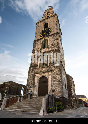 Cork, Irlanda - 15 Settembre 2016: la Torre di Sant'Anna, la chiesa si erge al di sopra di strade di case a schiera nel quartiere di Shandon di sughero. Foto Stock