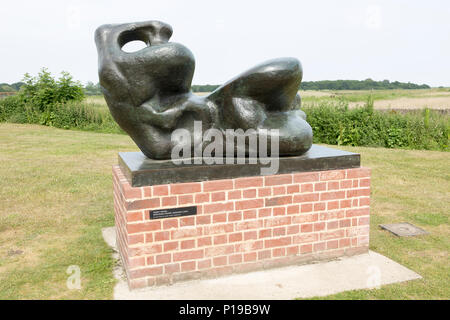 'Figura distesa : trefolato' 1969 Henry Moore scultura, Snape Maltings, Suffolk, Inghilterra, Regno Unito Foto Stock