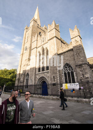 Dublino, Irlanda - 16 Settembre 2016: pedoni e turisti passano il fronte ovest e la torre di San Patrizio Cattedrale cattolica romana a Dublino. Foto Stock