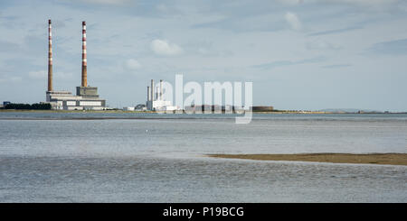 Il Landmark twin camini di Poolbeg Power Station nel porto di Dublino in piedi sopra la baia di Dublino come si vede da Sandymount Strand. Foto Stock