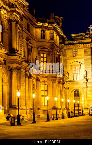Il Louvre di notte a Parigi, Francia Foto Stock