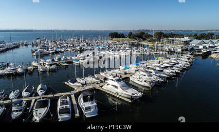 La nautica marina con molti Yacht e Motoscafi sul Fiume Swan a Perth, Western Australia Foto Stock