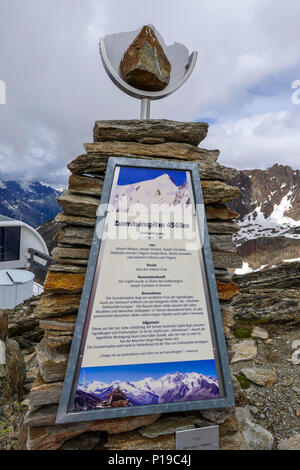 Posti di marcatore per montagne distanti, sopra Saas Grund, Saastal, Svizzera, Kreuzboden Hohsaas funivia, Foto Stock