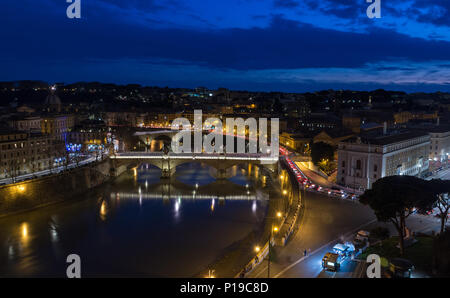 Roma, Italia - 24 Marzo 2018: il traffico crea percorsi di luce sui ponti e degli argini del fiume Tevere in una lunga esposizione Fotografia di Roma a Foto Stock