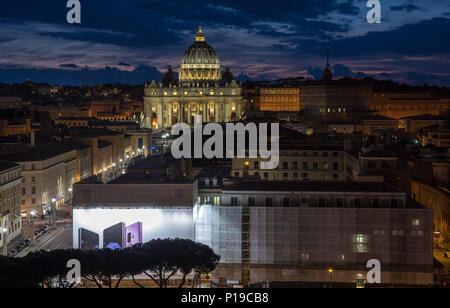 Roma, Italia - 24 Marzo 2018: la Basilica di San Pietro e la Città del Vaticano sono accese fino al tramonto. Foto Stock