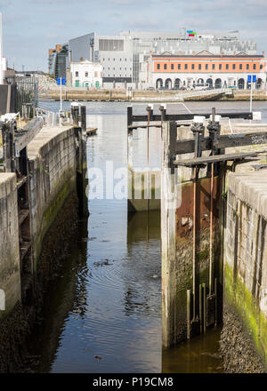 Cancelli di blocco all'entrata in Irlanda del Canal Grande sul fiume Liffey a Dublino la rigenerazione del quartiere di Docklands. Foto Stock