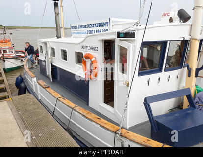 Signora Firenze River Cruise ristorante presso il quayside Orford, Suffolk, Inghilterra, Regno Unito Foto Stock