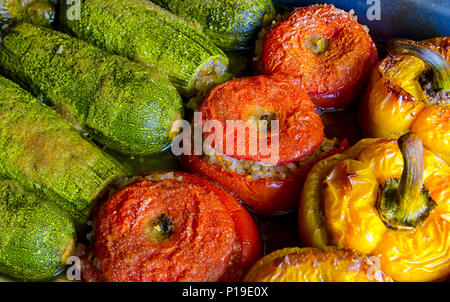 Tradizionale Greca Gemista cibi già cotti in forno. Peperoni ripieni, pomodori, zucchine con riso, verdure, erbe e talvolta le carni macinate Foto Stock