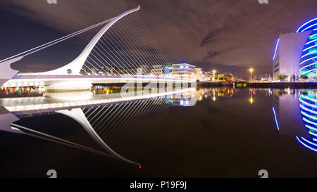 Dublino, Irlanda - 17 Settembre 2016: il cavo-alloggiato Samuel Beckett Bridge, progettato per richiamare l'arpa irlandese, attraversando il fiume Liffey a Dublino Foto Stock