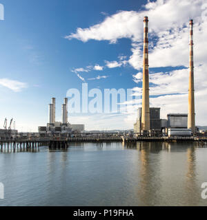 Dublino, Irlanda - 18 Settembre 2016: il punto di riferimento twin camini di Poolbeg Power Station sulle rive del fiume Liffey estuario all'ingresso Foto Stock