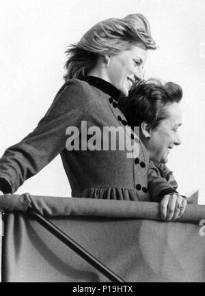 LADY DIANA SI AFFACCIA SULLA MARY SORSE DA UN ASCENSORE IDRAULICO NELLA BASE NAVALE DI PORTSMOUTH ACCANTO AL DOMINIO MARGARET. 1983 Foto Stock