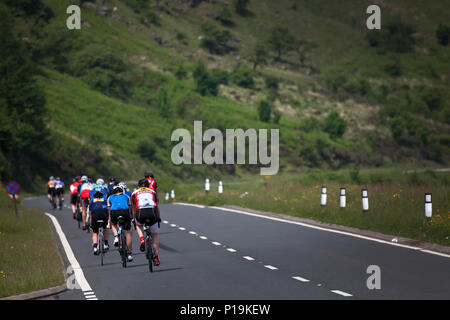 Dragon Ride L'etape Galles International manifestazione ciclistica che copre 100km a 300 km più impegnative in montagna le strade intorno al Parco Nazionale di Brecon Beacons Foto Stock