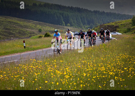 Dragon Ride L'etape Galles International manifestazione ciclistica che copre 100km a 300 km più impegnative in montagna le strade intorno al Parco Nazionale di Brecon Beacons Foto Stock