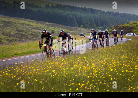 Dragon Ride L'etape Galles International manifestazione ciclistica che copre 100km a 300 km più impegnative in montagna le strade intorno al Parco Nazionale di Brecon Beacons Foto Stock