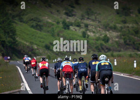 Dragon Ride L'etape Galles International manifestazione ciclistica che copre 100km a 300 km più impegnative in montagna le strade intorno al Parco Nazionale di Brecon Beacons Foto Stock