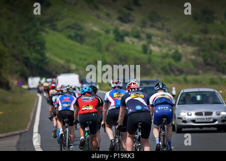 Dragon Ride L'etape Galles International manifestazione ciclistica che copre 100km a 300 km più impegnative in montagna le strade intorno al Parco Nazionale di Brecon Beacons Foto Stock