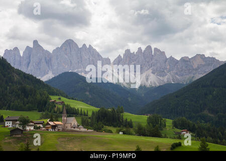 Maddalena villaggio in Val di Funes/Villnoss valley, provincia del sud Tirolo, Italia Foto Stock