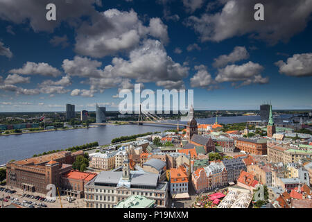 Riga vista città con ponte Vansu dalla chiesa di San Pietro, Lettonia Foto Stock