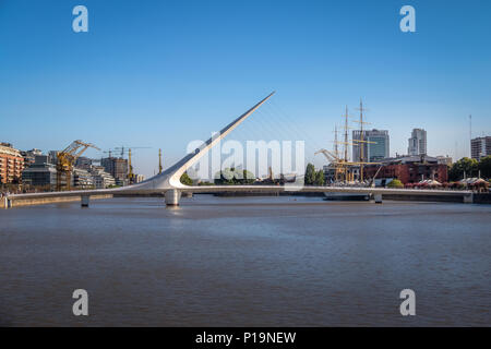 Puerto Madero e Womens ponte (Puente de la Mujer) - Buenos Aires, Argentina Foto Stock