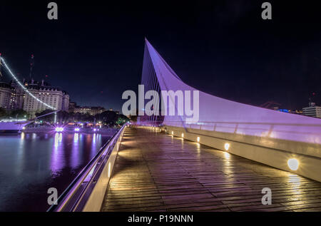 Womens ponte (Puente de la Mujer) in Puerto Madero a notte - Buenos Aires, Argentina Foto Stock