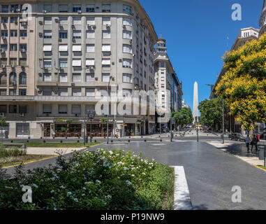 Obelisco e Lavalle Square nel centro cittadino di Buenos Aires - Buenos Aires, Argentina Foto Stock