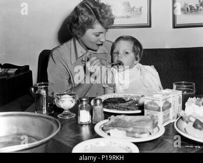 Descrizione: Joan Fontaine con su hija Debbie, en descanso onu del rodaje de la película "qualcosa di vivere per l'. Pellicola originale titolo: di che vivere. Titolo inglese: di che vivere. Regista: George Stevens. Anno: 1952. Stelle: JOAN FONTAINE. Credito: Paramount Pictures / Album Foto Stock