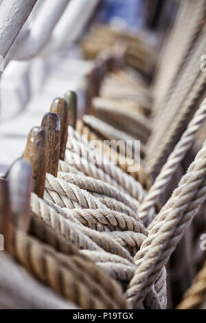 Vecchia nave a vela rigging belaying con perni e funi, profondità di campo. Foto Stock