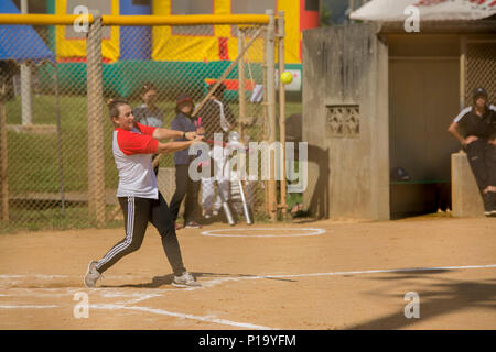 Stati Uniti Marine Corps Lance Cpl. Sadie M. Richardson pipistrelli durante il Camp Hansen amicizia Softball torneo a Okinawa, Giappone, 1 ottobre 2016. La manifestazione annuale è progettato per costruire un cameratismo fra Stati Uniti Marines e Okinawans con una competizione amichevole in uno sport che entrambe le comunità di godere. Camp Hansen è stato aperto a Okinawans agli spettatori e partecipanti al torneo. Richardson, da Troy, Texas, è una apparecchiatura pesante operatore con 9 Supporto tecnico di battaglione, 3d Marine Logistics Group, III Marine Expeditionary Force. (U.S. Marine Corps foto da Cpl. Steven Tran) Foto Stock