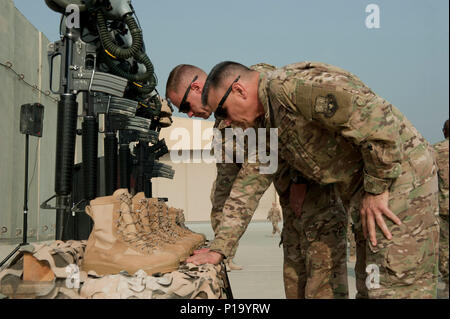 Stati Uniti Air Force generale di brigata James Sears, 455th Air Expeditionary Wing Commander e U.S. Air Force Chief Master Sgt. Peter Speen, 455th AEW, capo del comando, pausa in onore di sei aviatori durante il TORQE 62 ricordo cerimonia, Bagram Airfield, Afghanistan, Ottobre 2, 2016. Avieri è venuto insieme in onore di quelle perse quando TORQE 62 si è schiantato un anno fa. (U.S. Air Force foto di Capt. Korey Fratini) Foto Stock