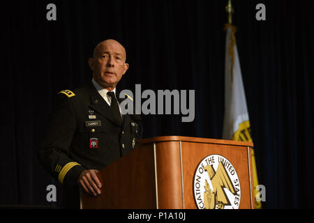 Esercito Lt. Gen. Charles Luckey, chief, riserva di esercito e comandante generale, Esercito degli Stati Uniti comando Reserve, indirizzi del Magg. Gen. Robert G. Moorhead Guard/prenotare la colazione in apertura del 2016 AUSA riunione annuale, Washington D.C., ottobre 3, 2016. (U.S. Esercito nazionale Guard foto di Sgt. 1. Classe Jim Greenhill) Foto Stock