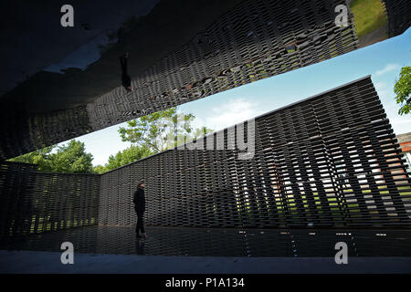 Un visitatore della serpentina Pavilion 2018, disegnati dall'artista Frida Escobedo, presso la Serpentine Gallery di Londra. Foto Stock