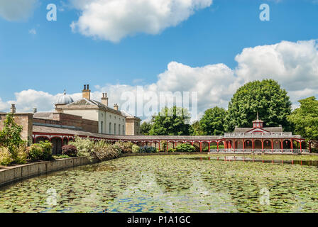 Chinese Pond and House at Woburn Abbey and Gardens, vicino a Woburn, Bedfordshire, Inghilterra Foto Stock