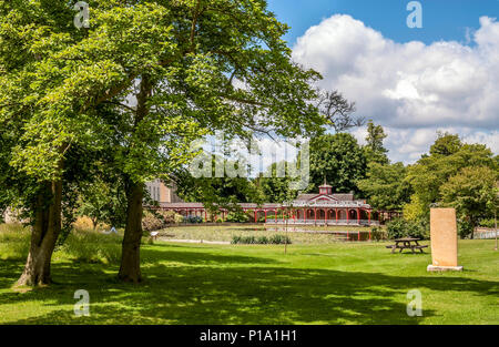 Chinese Pond and House at Woburn Abbey and Gardens, vicino a Woburn, Bedfordshire, Inghilterra Foto Stock