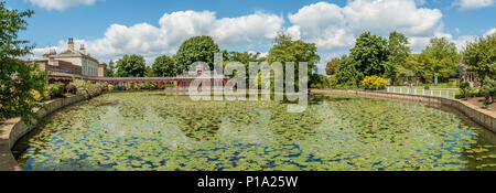 Chinese Pond and House at Woburn Abbey and Gardens, vicino a Woburn, Bedfordshire, Inghilterra Foto Stock