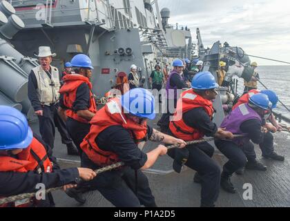 161002-N-CS953-034 OCEANO ATLANTICO (ott. 2, 2016) i gestori di linea heave intorno a una linea durante un rifornimento in mare a bordo guidato-missile cacciatorpediniere USS Mahan (DDG 72). Mahan sta conducendo la formazione di routine e le operazioni di preparazione di un imminente implementazione con il George H.W. Bush Strike gruppo. (U.S. Navy foto di Sottufficiali di prima classe Tim Comerford/rilasciato) Foto Stock