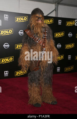 Premiere di Disney Pictures e Lucasfilm's 'Solo: una Star Wars Storia' dotata di: Chewbecca dove: Hollywood, California, Stati Uniti quando: 10 maggio 2018 Credit: FayesVision/WENN.com Foto Stock