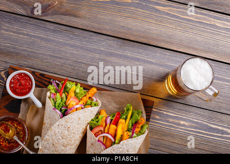 Tortilla con pollo e verdure e birra da bere. Foto Stock