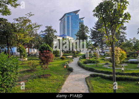 Giardino in stile Giapponese al Miracle Park, Batumi, Georgia Foto Stock