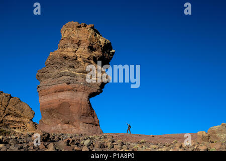 Big rock formazione di Los Roques de Garcia confrontare con piccolo essere umano, Parco Nazionale di Teide Tenerife, Spagna. Vincitori del concetto. Foto Stock