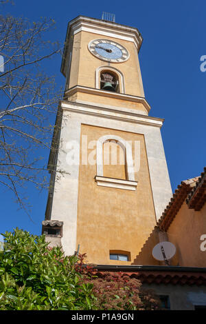 Francia, Eze village, l'orologio e il campanile della chiesa di Nostra Signora dell'Assunzione dal XVIII secolo. Foto Stock