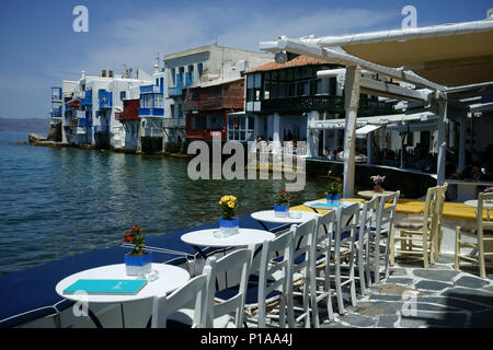 Vista dal ristorante di strada lungo la spiaggia per zona Caló d 'Llittle Venezia' in città Mykonos, Cicladi, Grecia Foto Stock